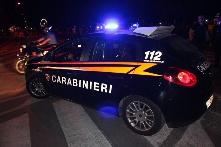 Tivoli: senza patente tenta di investire un Carabiniere, denunciato un 45enne