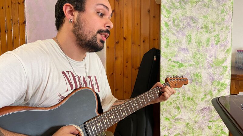 Nicholas Francucci tra Musica e Haiku, l’artista di Tivoli che incanta con poesia e musica