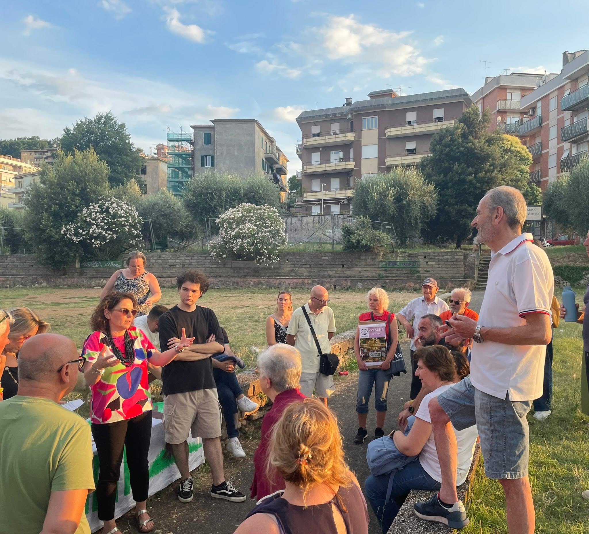 Parco Rosmini, cresce il fronte del “no” al parcheggio. Cittadini, comitati e forze politiche chiedono la tutela dell’area verde