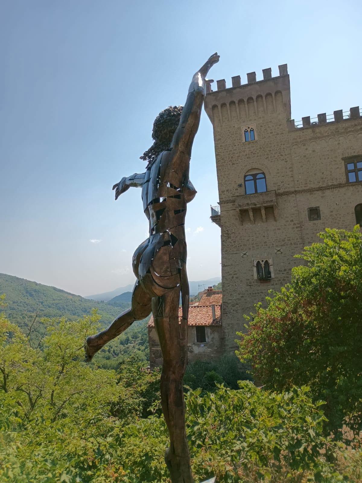 San Gregorio da Sassola, una ballerina sospesa tra cielo e storia: nuova opera d’arte all’ingresso del borgo