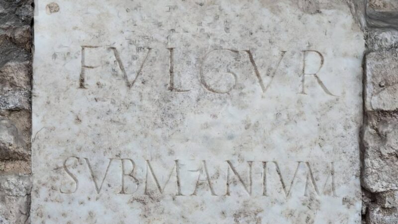 Villa Adriana, riaffiora il luogo colpito da un fulmine nell’antica Roma: scoperta l’iscrizione del rito sacro