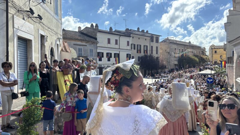 Montecelio, l’anno record delle Vunnelle: mai così tante a sfilare, la tradizione conquista le nuove generazioni