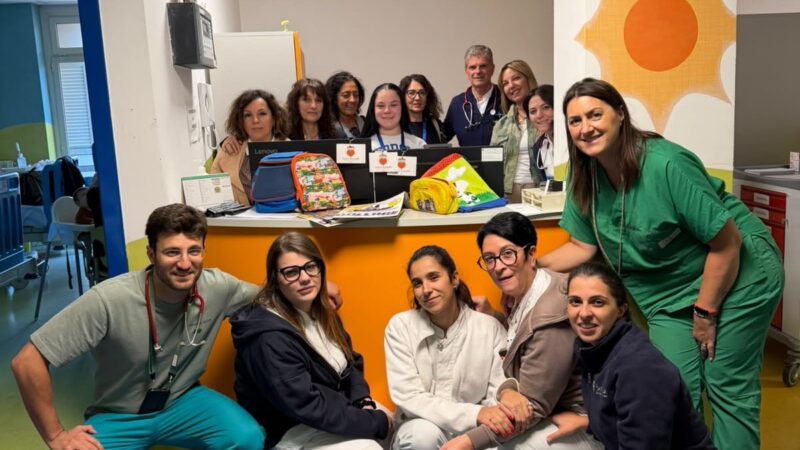 Solidarietà a Tivoli: Cuori in Bancarella e “Mani in Rete” donano regali e sorrisi ai bambini della Pediatria dell’Ospedale Giovanni Evangelista di Tivoli.